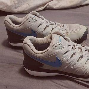 Men's NIKE ZOOMS size 8